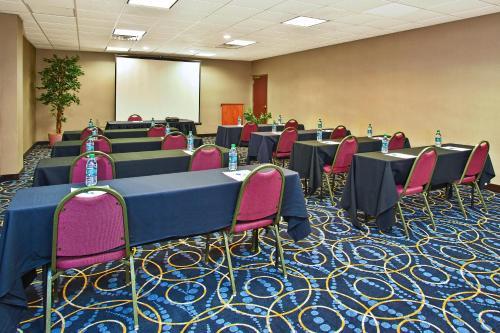 Holiday Inn Express Hotel & Suites Pittsburgh West Mifflin