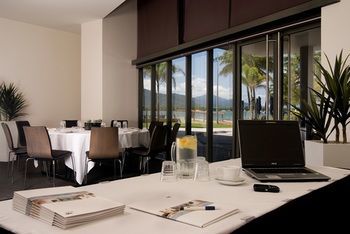 Hotel Cairns Harbour Lights