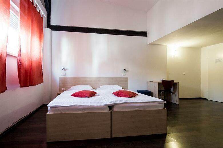 Emonec Hotel