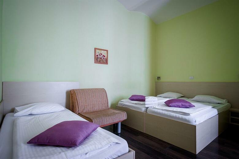 Emonec Hotel