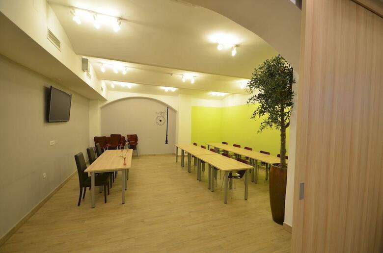 Emonec Hotel