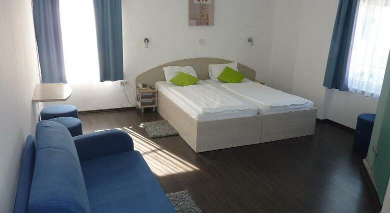 Emonec Hotel