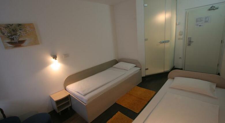 Emonec Hotel