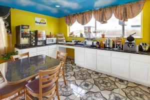 Hotel Days Inn And Suites Houston Channelview Tx