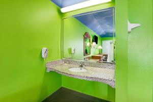 Hotel Days Inn And Suites Houston Channelview Tx