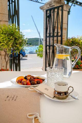 Apartments Tisno