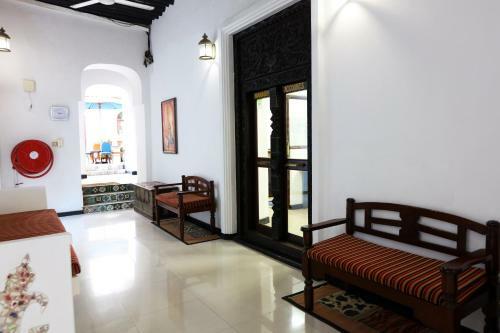 Chavda Hotel