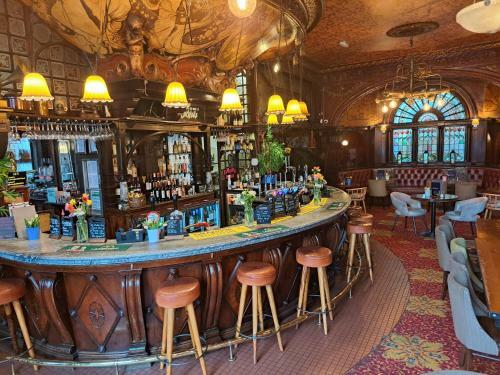Hostal The Warrington Hotel