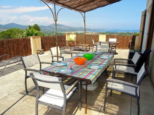 Apartment Font Mourier Cogolin