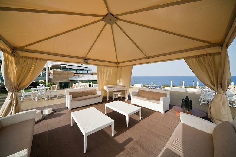 Hotel NH Venus Sea Garden