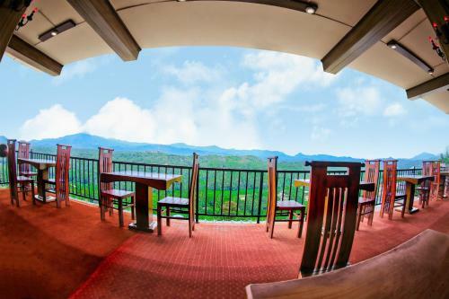 Hills Edge Hotel