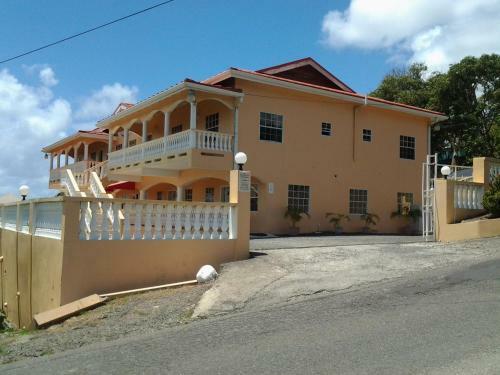 Hostal Aupic Paradise