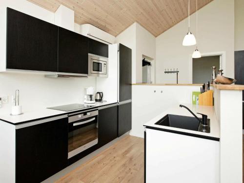 Three-bedroom Holiday Home In Brovst 13