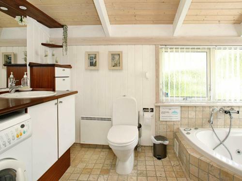 Three-bedroom Holiday Home In L�kken 52