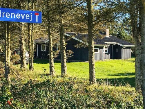 Three-bedroom Holiday Home In L�kken 11