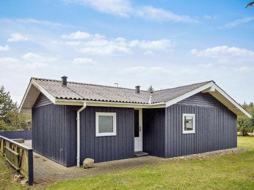 Three-bedroom Holiday Home In L�kken 11