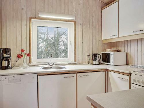 Three-bedroom Holiday Home In L�kken 11