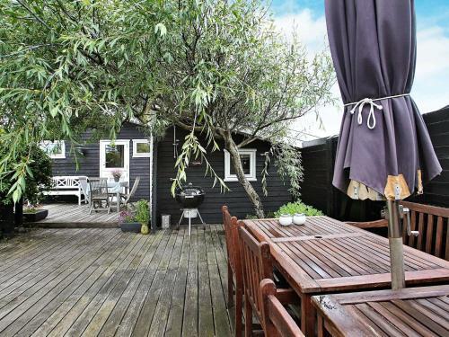 Three-bedroom Holiday Home In L�kken 77