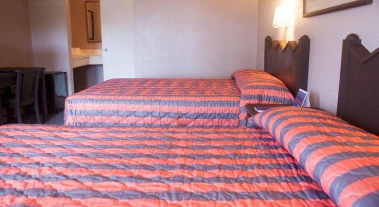 Hotel Goldstar Inn & Suites