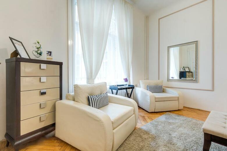 Fashion Street Luxury Apartment