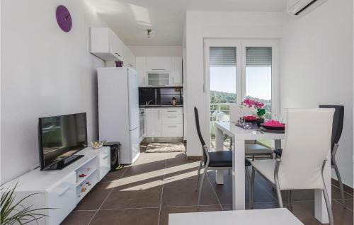 One-bedroom Apartment Saldun With Sea View 09