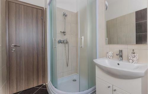 One-bedroom Apartment Saldun With Sea View 09