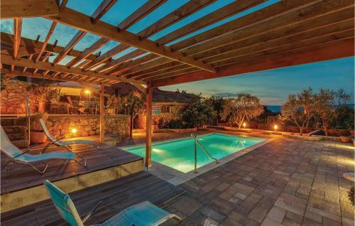 Three-bedroom Holiday Home Turcic With Sea View 09