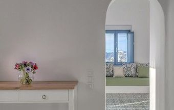 Hostal Luna Santorini Suites