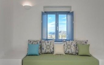 Hostal Luna Santorini Suites