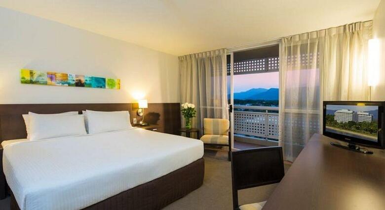 Mercure Hotel Harbourside Cairns