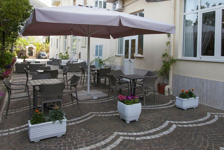Hotel Sisters Hostel