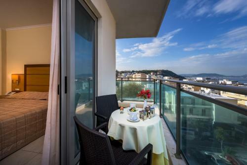 Manousos City Hotel