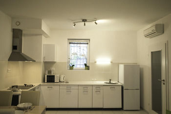 Corvin Plaza Apartments And Suites