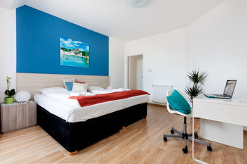 Corvin Plaza Apartments And Suites
