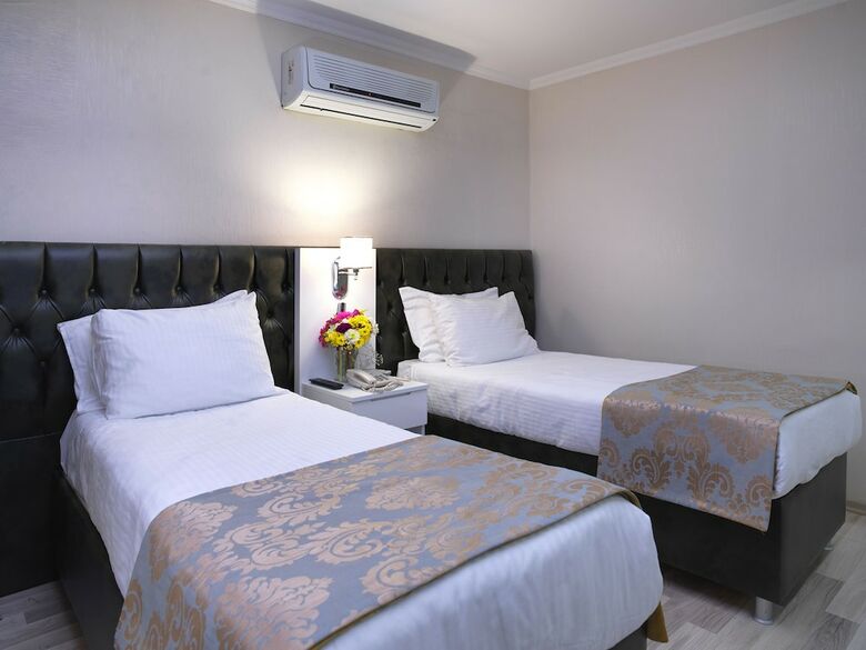 Monarch Hotel