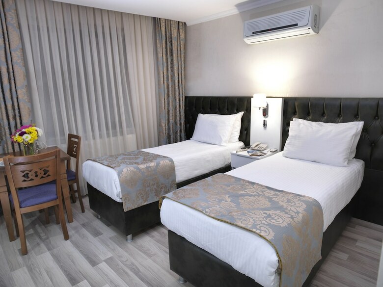 Monarch Hotel