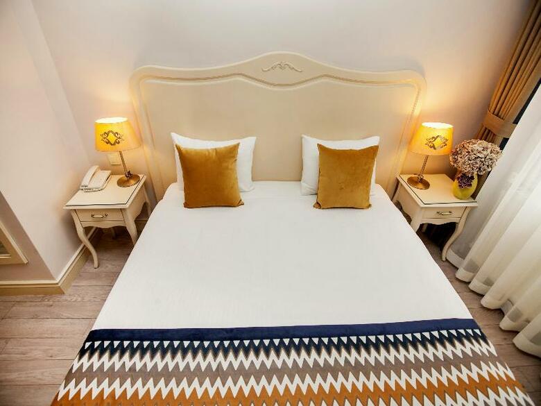 Raymond Hotel
