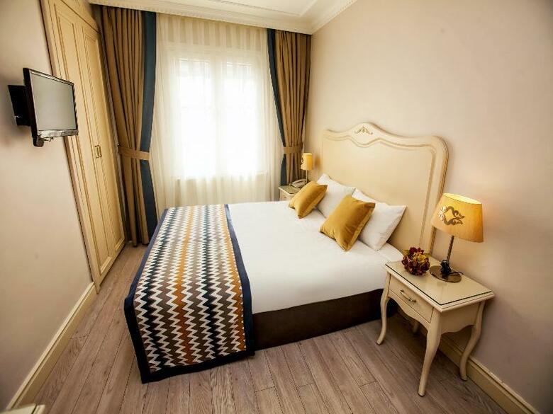 Raymond Hotel