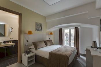 Hostal Trevi Palace Hotel