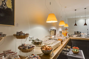 Hostal Trevi Palace Hotel