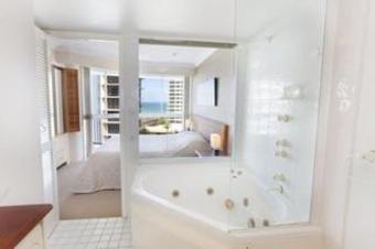 Hotel Surf Parade Resort