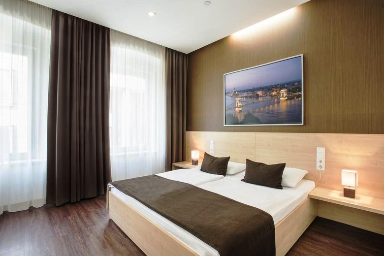 Promenade City Hotel