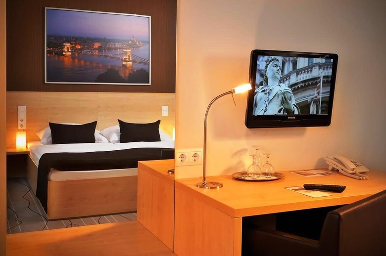 Promenade City Hotel