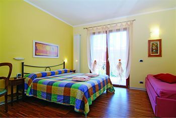Aurelia Garden Gold Bed & Breakfast