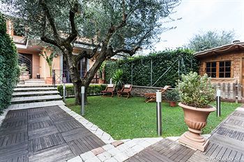 Aurelia Garden Gold Bed & Breakfast