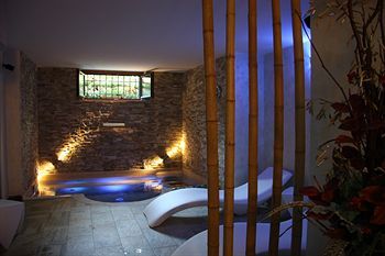 Aurelia Garden Gold Bed & Breakfast