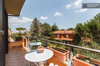 Aurelia Garden Gold Bed & Breakfast