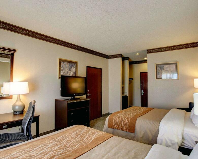Hotel Comfort Inn & Suites (.)