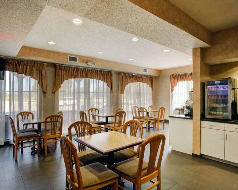Hotel Comfort Inn & Suites (.)