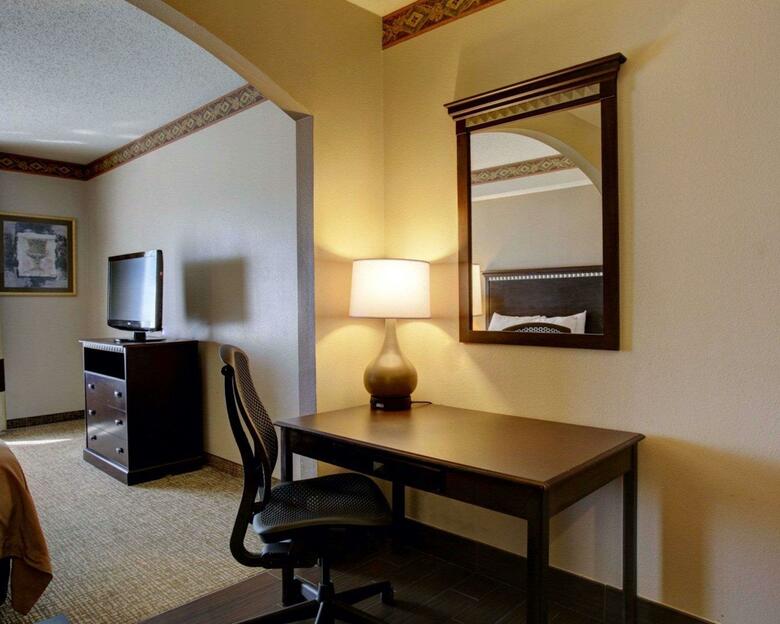 Hotel Comfort Inn & Suites (.)